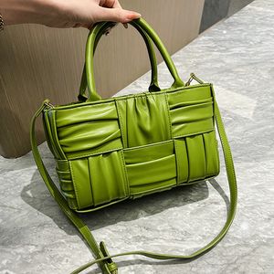 Fabrikverkaufs Umsatztasche 5 Farben Französisch Elegante Feste Farben gewebte Handtasche Einfache und vielseitige verdickte Leder Messenger -Taschen Hochgefühl Faltenhandtaschen 3655