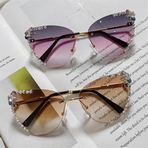 Solglasögon kattöga för kvinnor lyxiga strass vintage solglasögon bling diamant modeglasglaser rosa nyanser gafas de sol326d