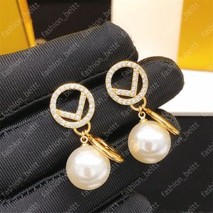 Luxury Pearl Stud Earrings Designer för kvinnor Hoop örhängen Guld Silverörhänge Fashion Smycken Damer Ear Studs With Box