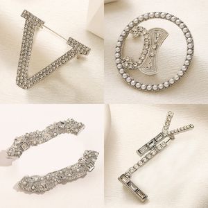 Luxury Brand Diamond Letter Triangle Pins Designer Brooches Stainless Steel Women Plated Gold Cape Buckle Brooch Suit Pin Wedding Party Jewerlry Gift