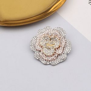 Nowa broszka modowa pełna diamentów Osobowość Elegancka klapka Wszechstronna Temperament Pin Sweter Akcesoria Red Gold Pearl Diamond Brass Brooch 9119