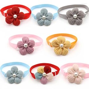 犬のアパレル50/100 PCS小さなアクセサリーパールドッグと花の花の蝶ネクタイスプリングカラーボウタイ用品