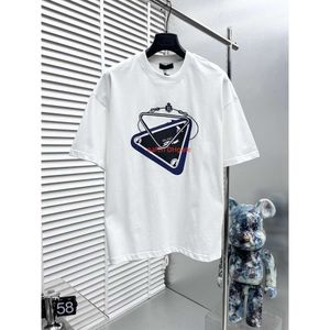 24SS Designer T-Shirt ، قميص الرجال ، ملابس النساء والرجال ، تي شيرت نمط ، تي شيرت قصير الأكمام ، شعار المثلث المطبوع للهيب هوب ، قميص قميص فضفاض