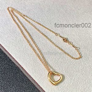 Smyckeshalsband T Family High Edition Trendy Simple Love Necklace Women's Gold Heart Hollow Ligh Luxury Fashion Collar Chain 7S6J