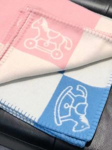 Födelsedagspresent baby barnbarn flickor h filt designer rosa blå filtar och kudde 100140 cm övre vaktel bokstäver filtar pojke flicka 90%ull hem soffa filt