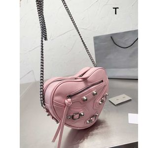 23 erken bahar yeni yağ balmumu lokomotif aşk şekilli zincir çanta mini perçin bir omuz crossbody çanta kadın moda