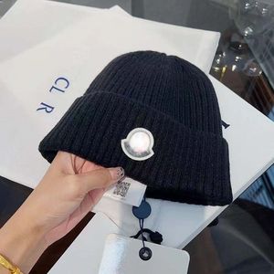 Moda Tasarımcı Kış Beanie Şapka Bonnet Lüks Örme Şapka Erkekler İçin Kadınlar Günlük UNISEX ÇOK KAZICI KAZICI DIŞ DIŞ MOVERLE SAĞ ARKAK KAPAKLAR Sıcak Kaşmir Takılı Kapak