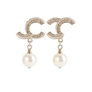 Orecchini di perle 2 cm Dangle Stud Earring Designer per donne Orecchi di lusso C Lettere Gioielli Women 18K Diamond Nauci Reghi307W