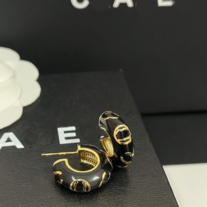 Ny Black Stud Earring Designer Vintage Luxury Earrings Classic Designgåvor smycken Romantisk stil Parfamilj Kärlekspresentörhängen