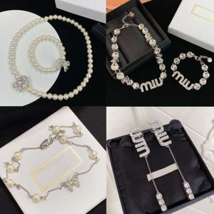Designer Miui Miui Halsband Miao Jiagao -version Miumiu Necklace Armband Set Pearl Bow Necklace Minimalist Temperament Sweet Style örhängen