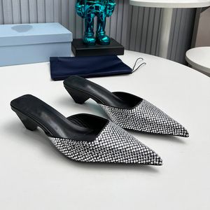 Designer Rhinestone tofflor 4cm kattunge häl slingback sandaler sexiga spetsiga tå lyxiga kvinnor skor fårskinn läder högklackade bekväma dampumpar