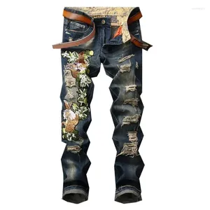 Herrbyxor mode rippade jeans för män hål motorcykelbyxor blå smal passform denim rivna stiliga ungdomar streetwear broderad tiger