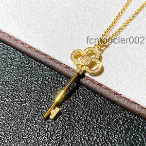 Collana T Series v Gold Luce di alta qualità Luxury Crown Key Key Collana Women's Fashion's Versatile Full Diamond Chain Designer J4OC J4OC