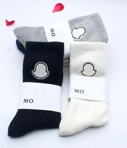 Baumwollsocken atmungsaktive Männer Frauen Mode exquisite Feste Farbe Klassiker Stickmuster Hochwertige Sportmänner Socken Knöchel Uniform Größe Luxus Geschenkpaare