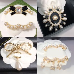 Brand Designer Brooches Pins Women Inlay Crystal Letter Sweater Cape Buckle Brooch Strawberries Brooche Suit Pin Clothing Jewerlry Accessories