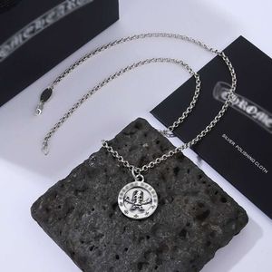 CH Designer Cross Pendant Necklace Chromes S925 Sterling Silver Skull Round Card O-formad personlig herrkvinnor Style Heart Sweater Chain Lover Gift Y3B7