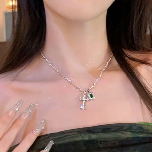 CH Designer Cross Pendant Necklace Chromes Minority Green Zircon Sweater Chain Bone Female Bene Bone Female Crystal Trend Heart Lover Gift Sanskrit Fashion New 2024 LT92