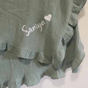 Ruffle -filt Anpassa babynamn Personlig Comforter Cotton Spädbarn Swaddle Bath Handduk 231222