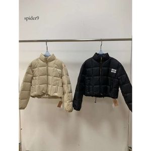 Miui Miui Puffer JacketMM23秋/冬の新しいファッション印刷文字充填フルナショナルスタンダード90ホワイトダックピュアダウンコート