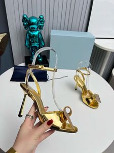 ファッショナブルな女性サンダル、ハイヒール、9.5cmの有名な装飾サンダル、イタリアのファッションオープントースタッド、パールサスペンダー35-42