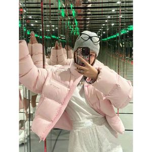 Miui Miui Puffer Jacket Pink Stand Up Stud Twist لأسفل سترة لأسفل لفريق شتاء النساء 2023 الجديد على الطراز الغربي يقلل من أعلى ، معطف صغير وسميك