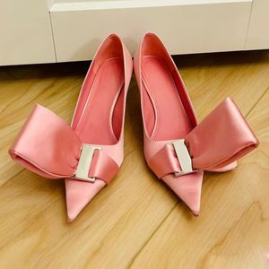 Luxury Dress Shoes 100% Real Leather Bow Satin Buckle Pointed Toes Kitten klackar Stiletto Heeled Designer Court Pumps Women High Heels Wedding Sexy Party 5,5 cm med låda