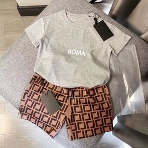 2024 Yeni Tasarımcı Çocuk Giysileri Setleri Klasik Ceket Bebek Kız Giysileri Takım Moda Mektubu Etek Elbise Çocuk Giysileri 7 Renk Yüksek Kalite