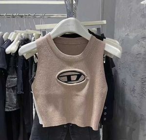 女性のTシャツデザイナーデイゼル女性スパイシーな女の子メタルホローニットノースリーブタンクトップ2023スプリング新しいセクシーな短い小さな女性ディレルG3