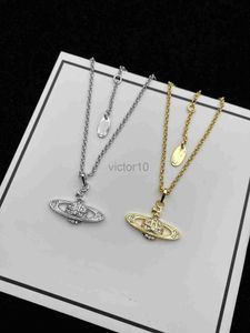 Colares de pingentes de designer de marca de moda letra Viviene Chokers Luxury Women Jewelry Metal Pérola Colar Cjeweler Westwood para Woman Chain RRT23YT 1OHT