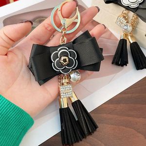 Klasyna Pearl Camellia Słodka wstążka Bow Bow Band Bland Tassels Ladies Work Charm Wiseld Women Jewelry Flower Car Keyrings