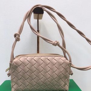 Neue hochwertige kleine quadratische Tasche, handgehaltene Umhängetasche, modische Damentasche, Kameratasche, dreidimensionale und vielseitige Damen-Pendeltasche