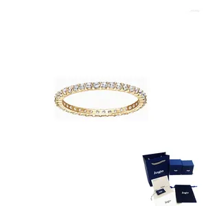 Pierścienie klastra modne i urocze złoty mikro -zestaw cyrkon pełny diamentowy pierścionek jest odpowiedni dla pięknych kobiet do noszenia elegancji.