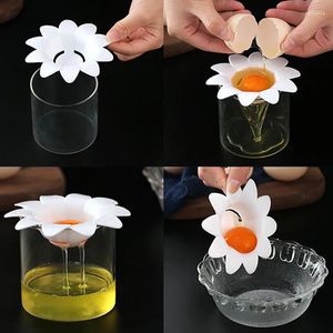 ティースクーププラスチックエッグセパレーター /ホワイト卵黄仕切りキッチンガジェットベーキングツールかわいい花のデザイン抽出器