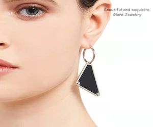 21SS 커플 ​​MENS 여자 집중 귀걸이 패션 디자이너 샹들리에 금속 삼각형 배지 문자 조각 펜던트 디자인 Heritage9338615