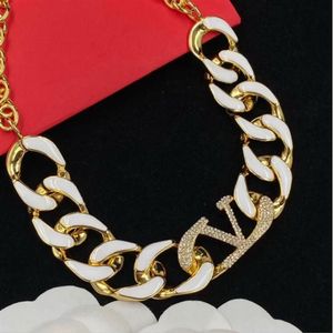 Gold personalized women earring hoop full diamonds V letter Sign simple circle earring stud fashion exaggerated necklace Designer 226n