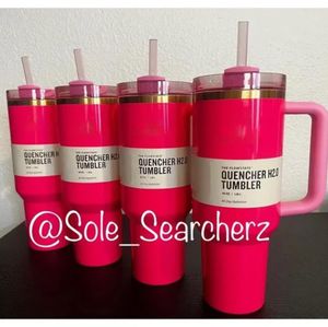 Novo PINK Parade 40 onças Quencher H2.0 Canecas Copos Camping Travel Car Cup Copos de aço inoxidável com alça de silicone Presente do Dia dos Namorados