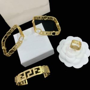 Mode designad örhänge armband fyrkant med öppning gravering grekland slingrande mönster banshee head 18k guld pläterad födelsedag festliga festgåvor hms8 - 077894476