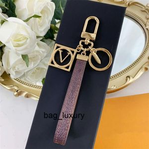 Lanyards fashion luxury Chain Fashion Leather Key Golden Metal Pendants Designer Keychain Mens Women Keyring Monogram Bag Car Pendant Luxur