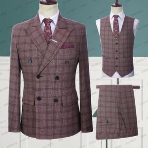 Giacche 2023 Ultimi uomini Abiti di lino doppio petto Vino rosso Reto Classico scozzese Slim Fit Smoking da sposa 3 pezzi Set Giacca Gilet Pantaloni