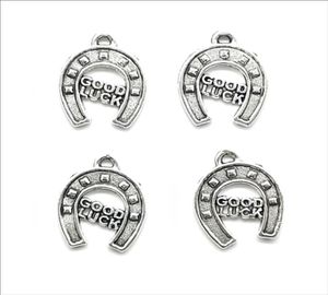 Lotto 100 pezzi Buona fortuna a ferro di cavallo Argento antico Pendenti con ciondoli per creazione di gioielli Bracciale Collana Orecchini 1417mm DH08496537338