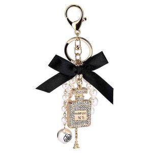 2022 Imitation Pearl Perfume Bottle Keychain Car Key Ring Holder Bag Charm Pendant Accessories Bow Key Chain Fashion Keyring AA2208590165