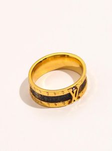 Luxury Jewelry Designer Rings Women 18k Gold Plated rostfritt stål Kärlek Bröllopsmaterial Faux Leather Ring Fine Carving Finger Ri7766760