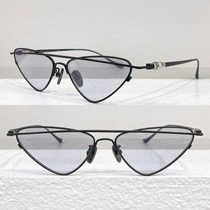 Metal Cat Eye Nieregularni ludzie okulary przeciwsłoneczne metalowa rama trójkąta z kultowym logo na świątyniach małe nogi ścieżki 8255 luksusowe i eleganckie szklanki mężczyzn i kobiet