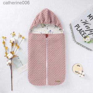 Sleeping Bags Baby Sleeping Bag Knitted Hooded Newborn Boy Girl Sleepsack Warm Fashion Solid Infant Stroller Swaddle 0-6M Envelop Autumn WrapsL231225