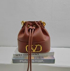 Lady Luxury Leather Bucket Bag Womens Men Designer V Letter Tote Classic DrawString Axel mode plånbok hinkar topphandtag pursar handväska crossbody unisex väskor