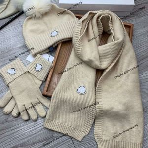 Modedesigner-Hüte, Luxusmarke, klassisches dreiteiliges Set mit Fuchshaarball für Herren zum Skifahren im Herbst und Winter, süße, vielseitige Strickmütze, Schal, Handschuh