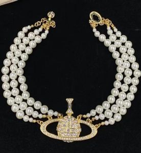 Collana di perle di moda di lusso Premium retrò a tre strati di perle brillanti con perline di Saturno e ciondolo in oro argento a due colori9008884