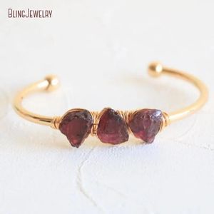 Pulseiras BM33622 Raw Garnet Crystal Bangle Presente de Dama de Honra Quartz Gold Cuff Janeiro Birthstone Jóias