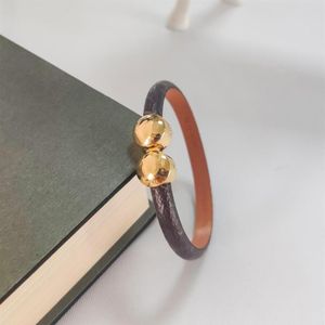 Luxury smycken Feminin läderdesigner armband med guldhjärtmärkeslogotyp på en high end elegant modearmband semestergåva311n