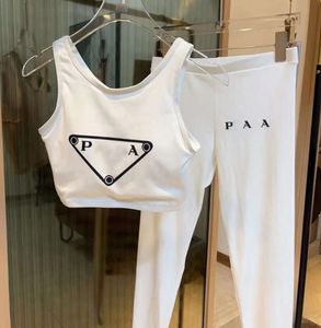 Kvinnor Tracksuits Yoga Outfits sömlös uppsättning modedesigner Gym sportkläder tryck bokstäver avslappnad jogging runda anda kvinnas vita svettdräkter 151
